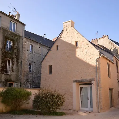 Modern In Near Sea بايو